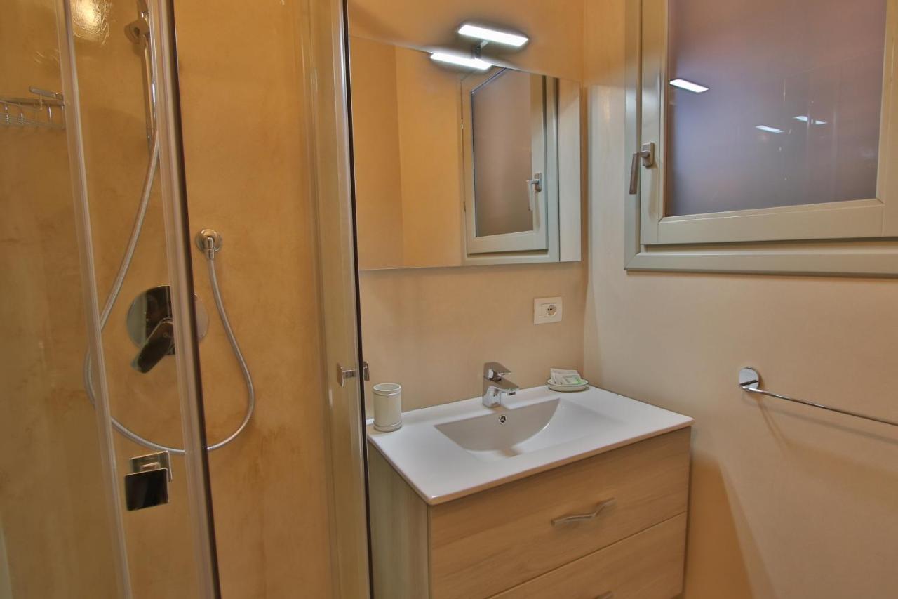 Les Chambres Au Centre San Teodoro  Ngoại thất bức ảnh